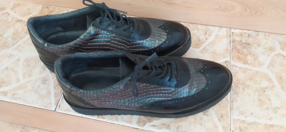 Различни стилни обувки