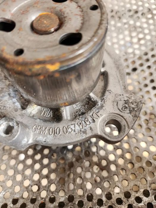 Pompa Apa Cu Senzor Audi A4 B8 A5 A6 Q5 Q3 Vw Seat Skoda 2.0 Tdi Euro Cod 04L - Dezmembrari Arad