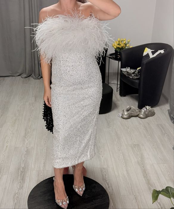 Елегантна рокля в бяло с естествену пера