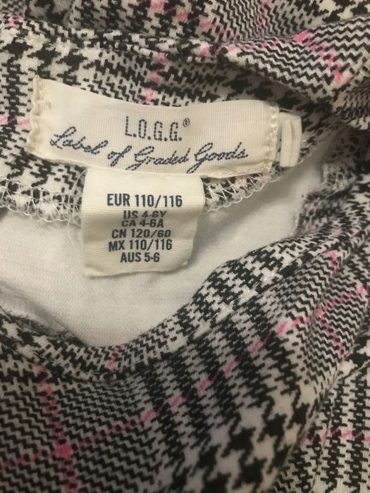 Vand rochita fetita 4-6ani. Trimit in tara.