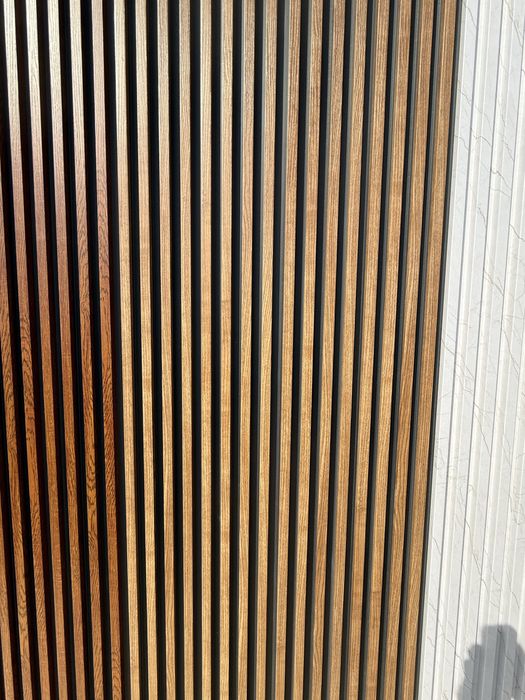 Riflaj decorativ wpc 4 nuante lemn stejar nuc fundal negru riflaje interior exterior lambriu nu mdf rezistent la apa umezeala