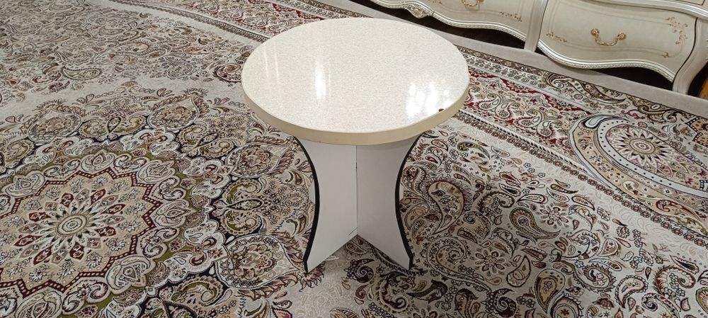 Столик из мдф качественный.