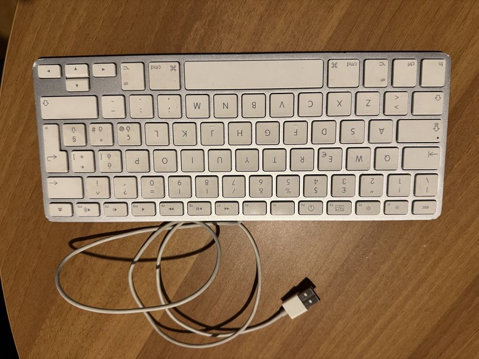 Tastatura cu fir Apple
