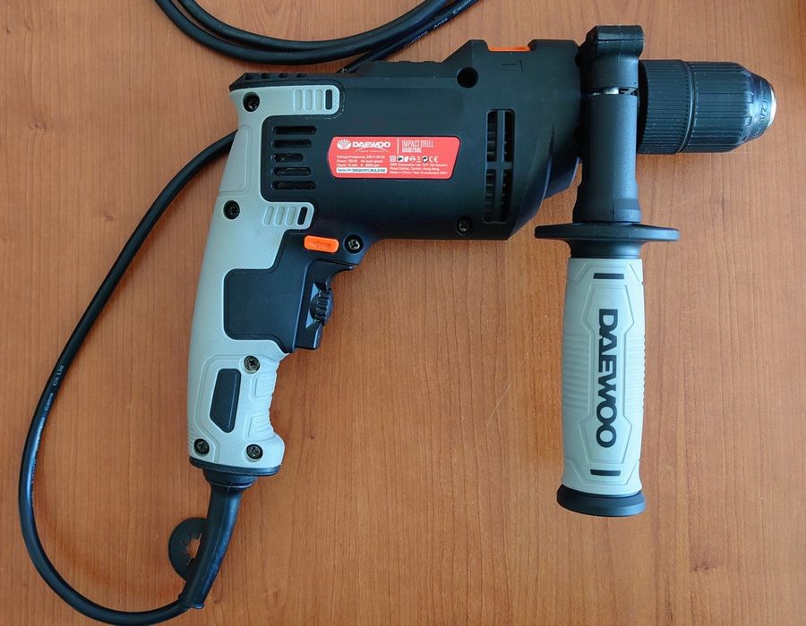 Сет от 2 бормашини, цена за двете: НОВА Бормашина Bosch Universal Impact 700W в куфар и Daewoo 750 вата DAID Impactdrill 750L