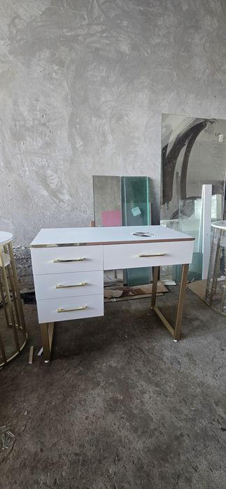 Маникюрный стол с вытяжкой