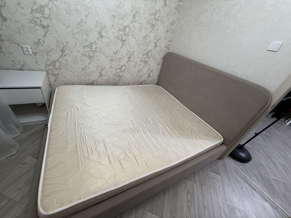 Продаю большую кровать