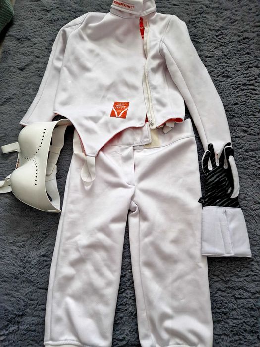 Vand costum de scrima,marime 141-150cm(bluza,pantaloni,pieptar si manusa)