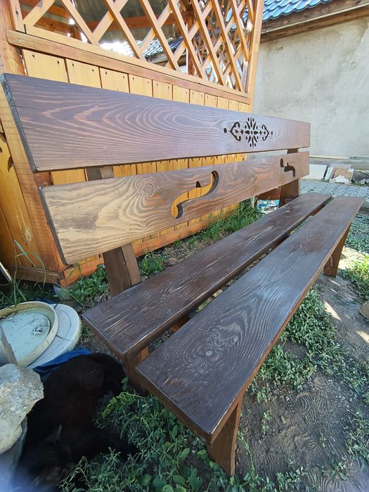 Лавочка шоколадного цвета