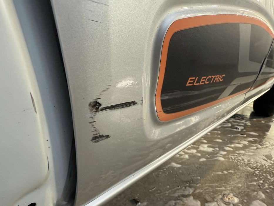 Usa dreapta fata, dreapta spate Dacia Spring, si usa stanga Mercedes e