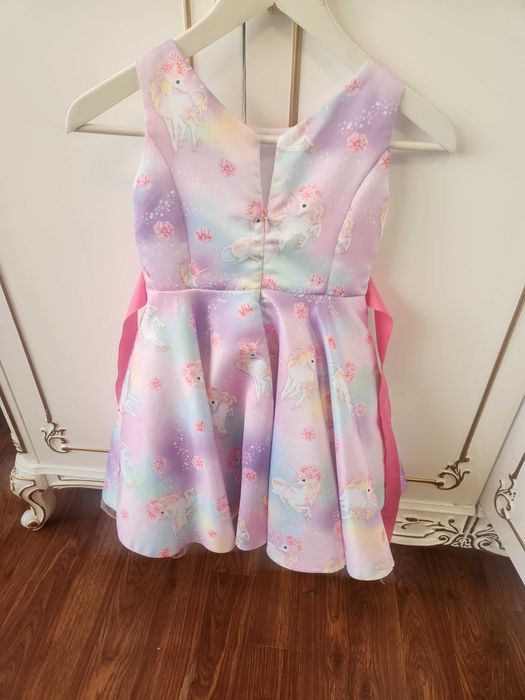 Платье с принтом "единорожки", размер 116