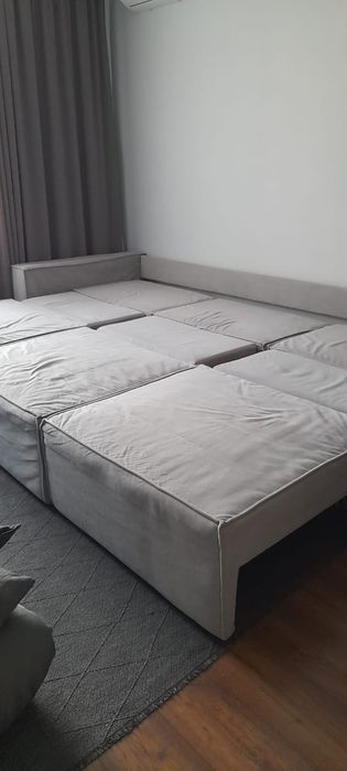 Диван с подушками