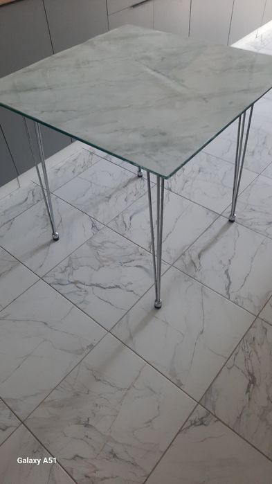 Продам стеклянный стол