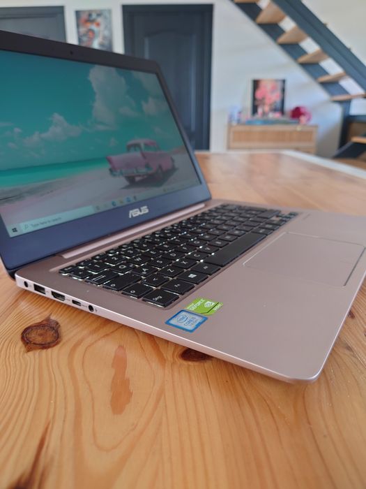 Asus Roz cu geanta roz • Taste luminate • procesor i5-7th gen• Nvidia• difuzoare harman / Kardon