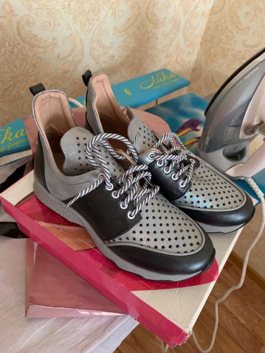 Кроссовки женские