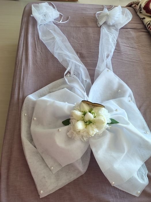 Vind funda mare ptr mașina de mireasă.