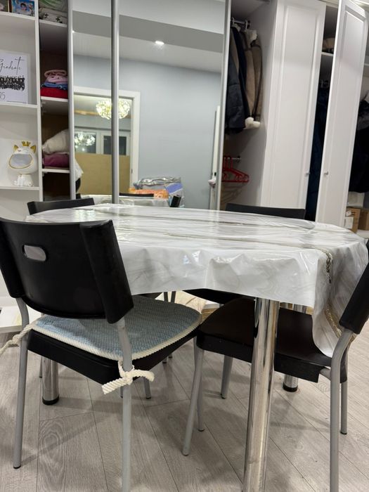 Продам Стол и стульями