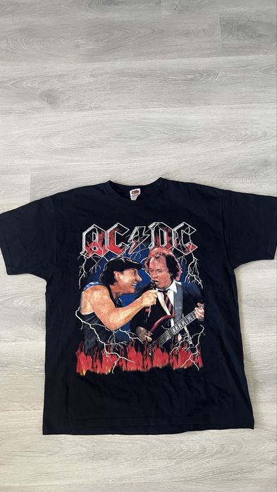 Футболка AC/DC.