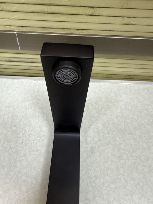 Висок смесител за баня ( Черен )