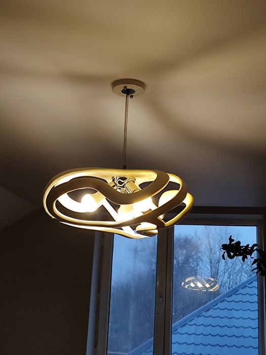 В продаже разные люстры