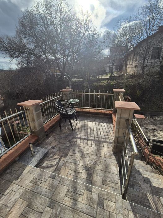 Продава 2 етажа от къща