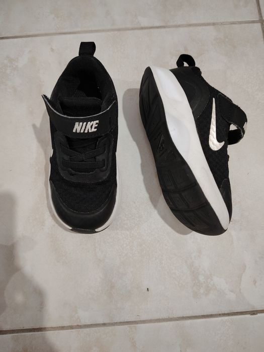 Două perechi de adidași