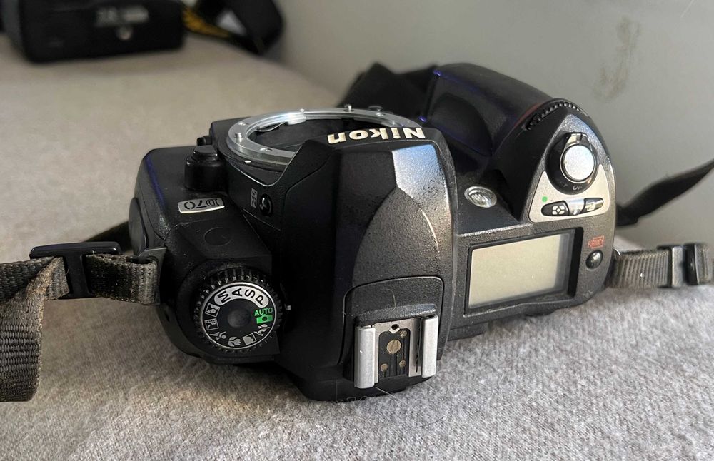 Aparat foto DSLR Nikon D70 body – funcțional, fără baterie