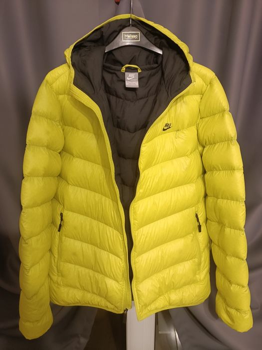 Geacă Nike cu mici zgârieturi !