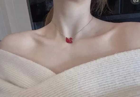 Lănțișor Swarovski Swan / Lebădă Roșie - nou, în cutie