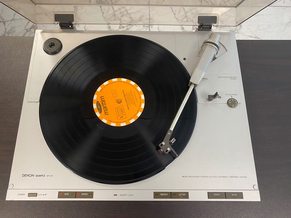 Тримоторен грамофон Denon
