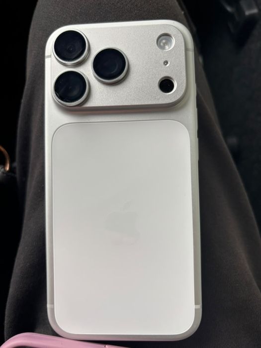 Iphone 17 pro белый