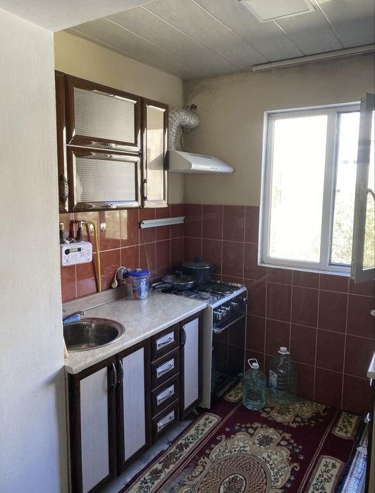 2 xonali uyni 1 xonasi student qizlarga yoki ishchi ayollarga beriladi