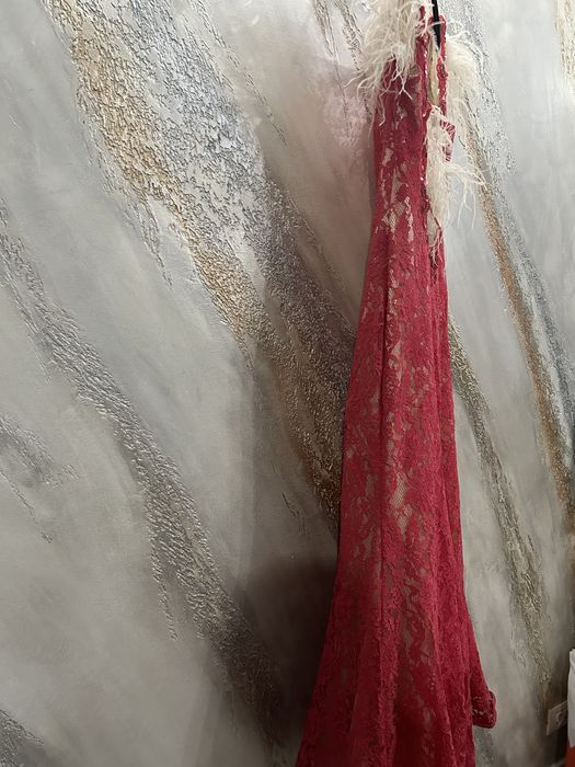 Rochie sirena din dantela roz cu pene