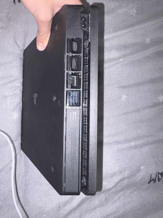 Ps 4 Slim 1 TB няма Джоистик
