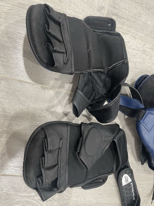 Перчатки, защитный шлем