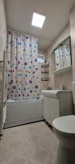 Apartament 3 camere decomandat, central – Onești | 59 mp | Parcare inclusă