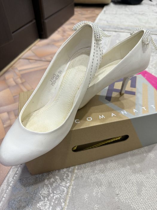 Продаю туфли черные и белые