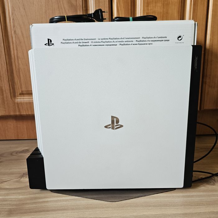Бял PS4 Pro + много игри, аксесоари и картонена кутия PlayStation 4 5 PRO PS4 PS5 Плейстейшън Про