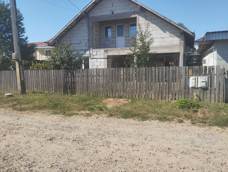 Casă de vânzare cu garaj și teren 600 mp