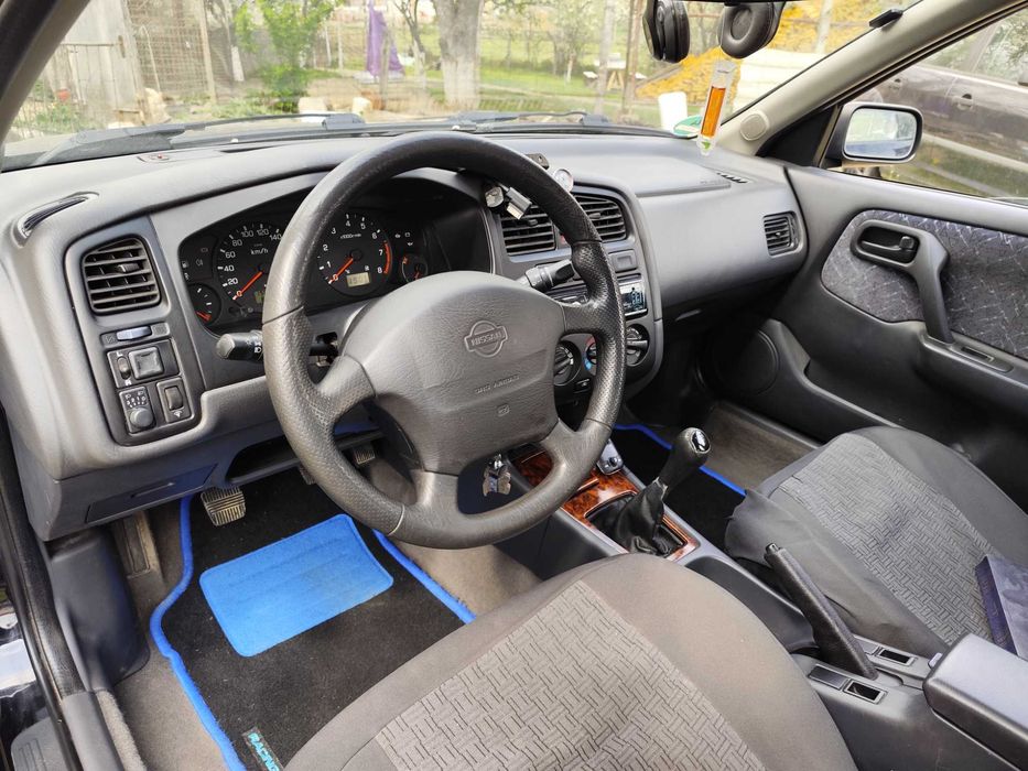 O mașină un Nissan primera 11