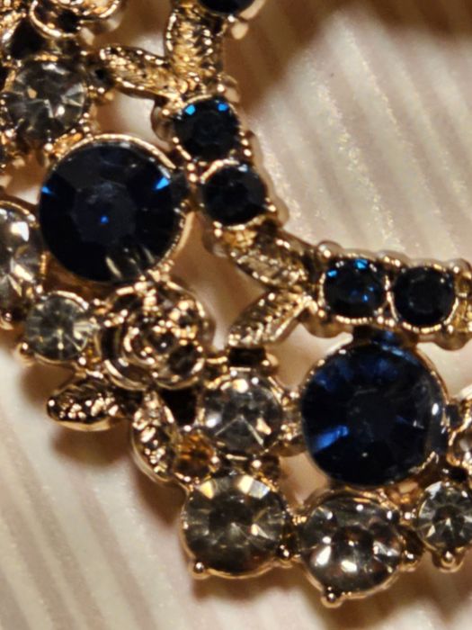 Брошь с синими камнями