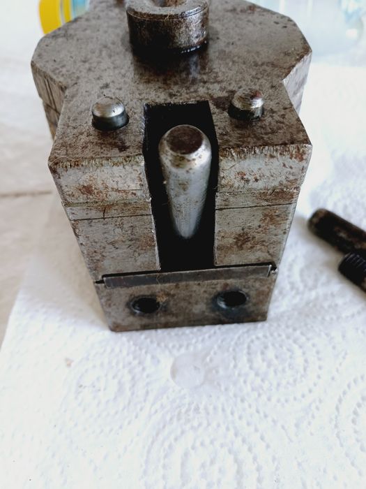 Пресформа за отливане  пластм. крепежни елементи за мебели търговско