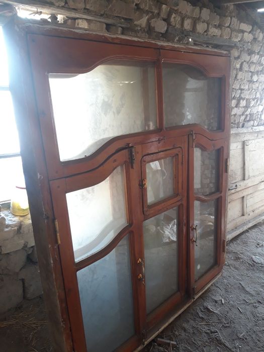 Терезе ағаштан жасалған