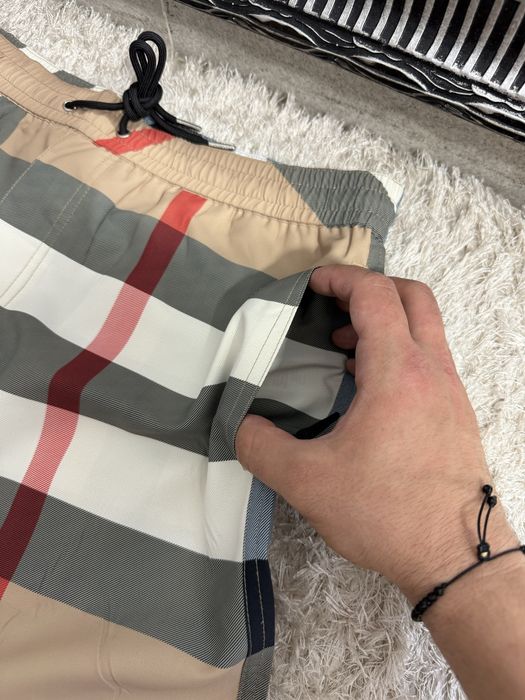 Sort de baie Burberry colectie noua vara 2025