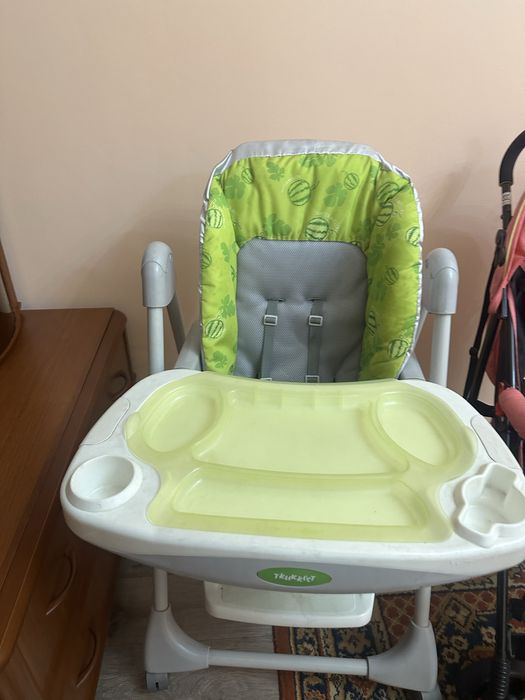 Детская коляска и столик для кормления