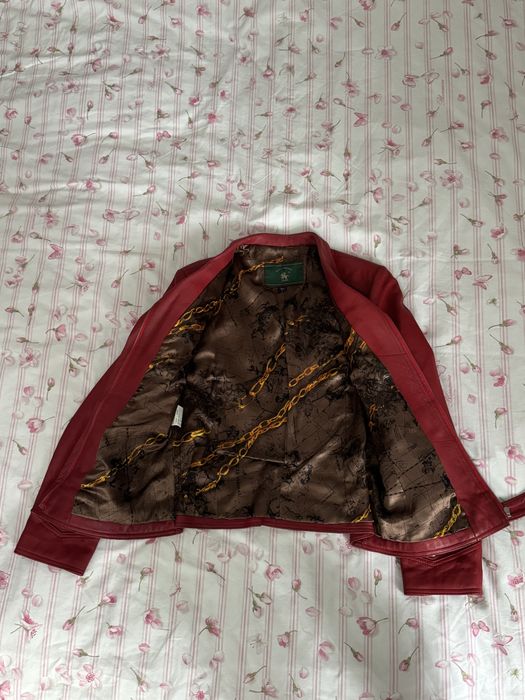 Красная кожанная куртка