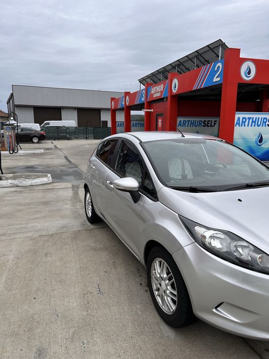 Vand Ford Fiesta GPL . 99000 km în creștere .