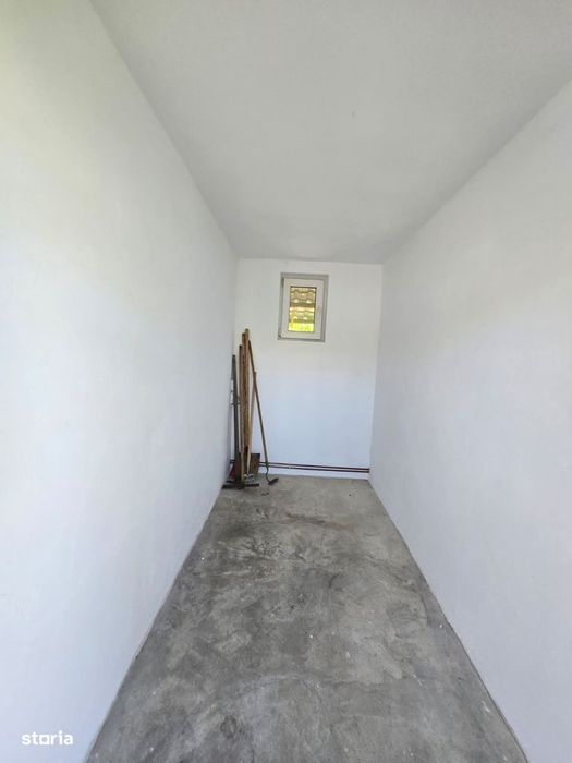Casa individuala 7 camere+ apartament, 5 locuri de parcare. Sagului