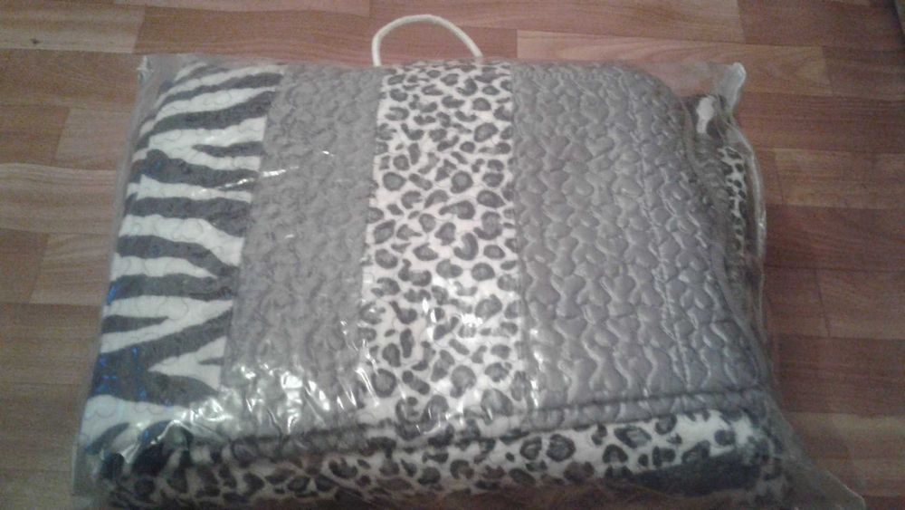 Набор плед и наволочки для подушек.