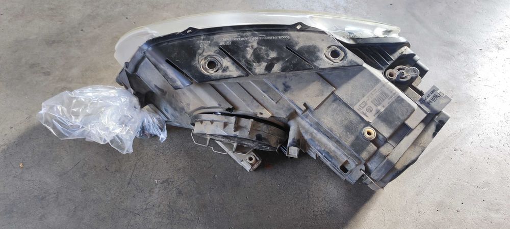 Far dreapta xenon volkswagen vw passat b6 sedan 4x4 BMP 2.0 TDI