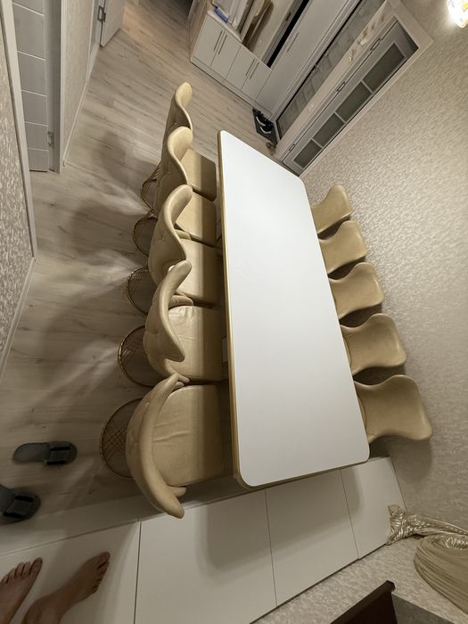 Мягкая мебель (стол и стулья) на 10 человек в стиле хай-тек. Новая